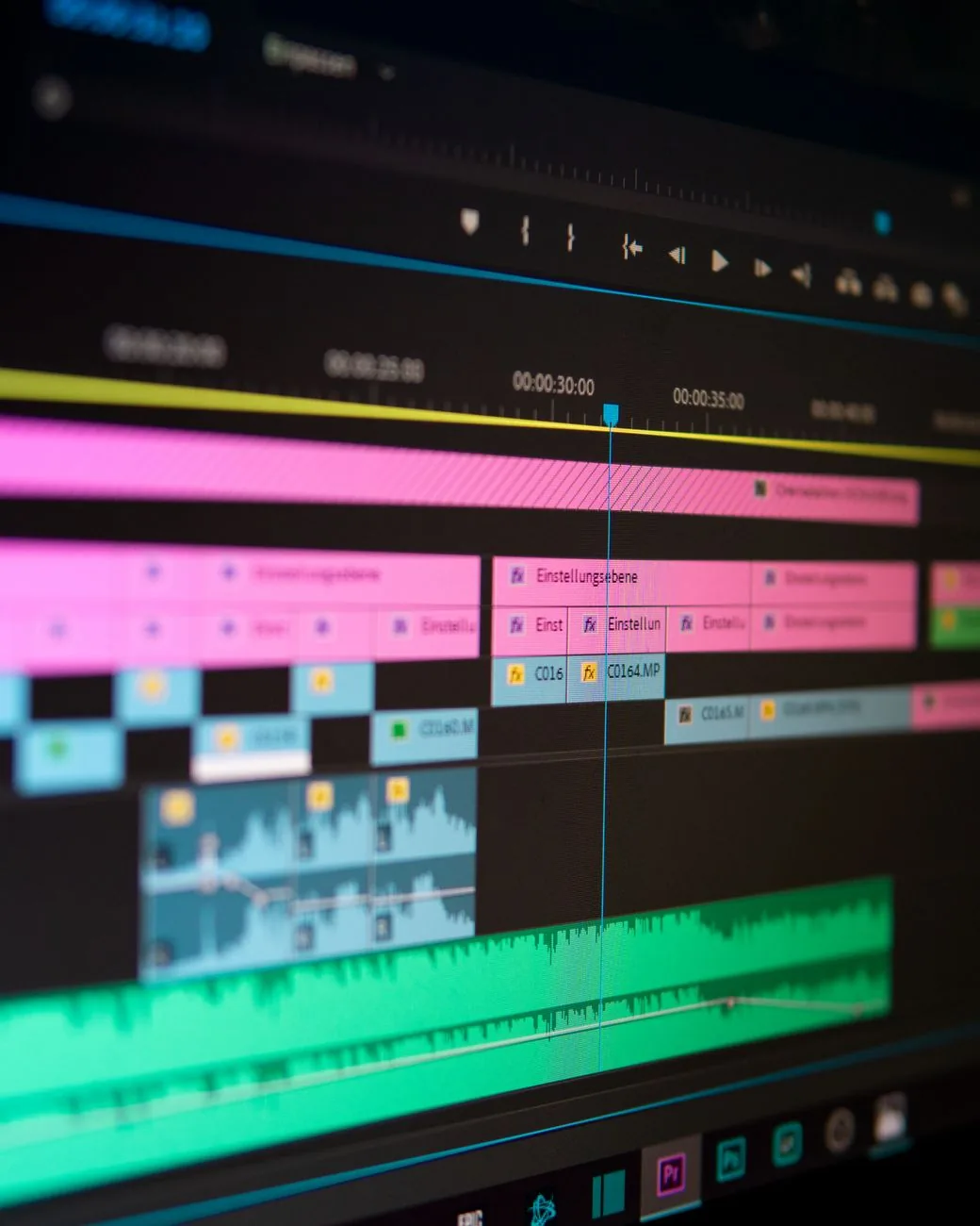 Timeline de montage vidéo avec pistes image et audio dans un logiciel de post-production