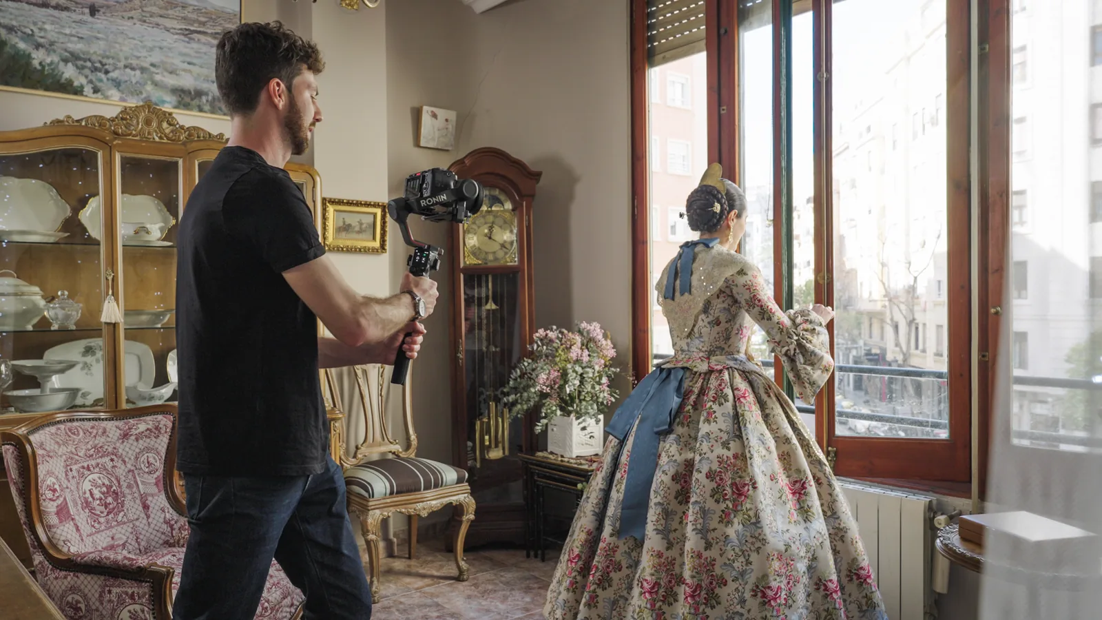 Tournage vidéo avec un stabilisateur dans un décor intérieur