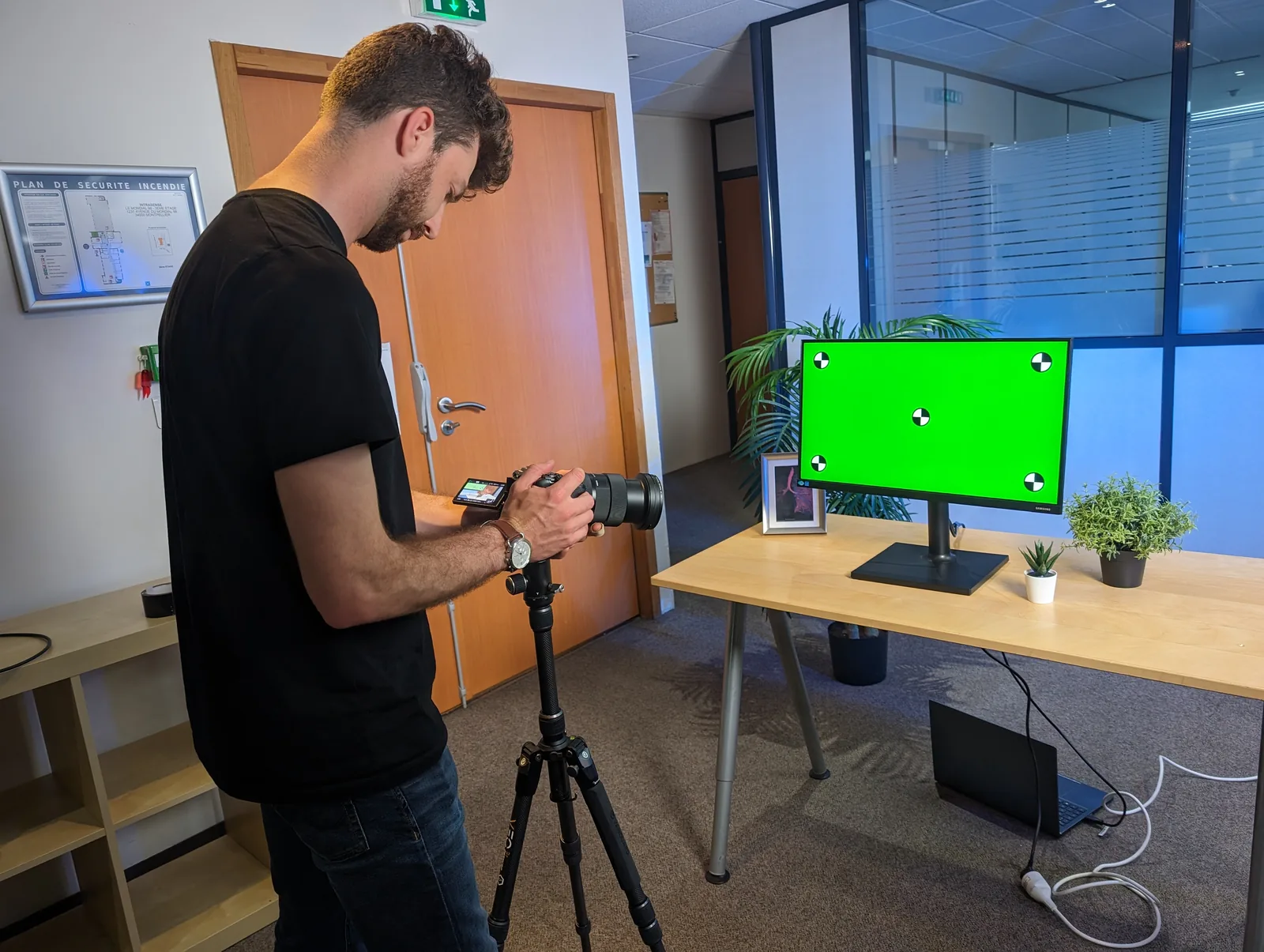 Vidéaste qui prépare un tournage de formation vidéo dans un bureau