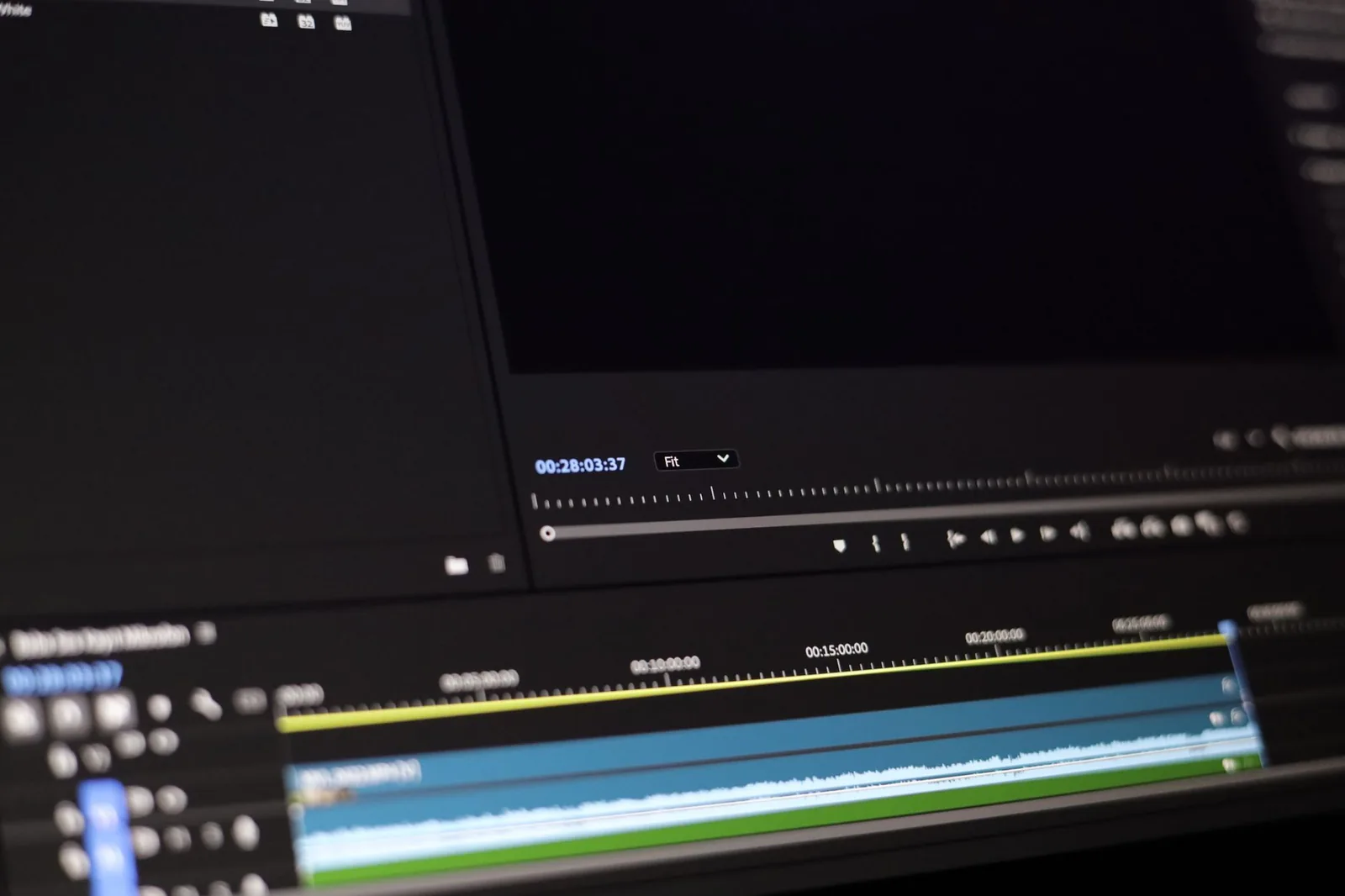 Interface de montage vidéo avec timeline audio et image pour un projet freelance