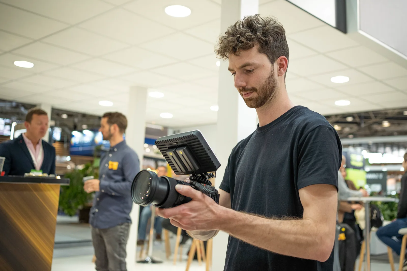 Vidéaste en tournage, caméra en main, sur une journée facturée à un client