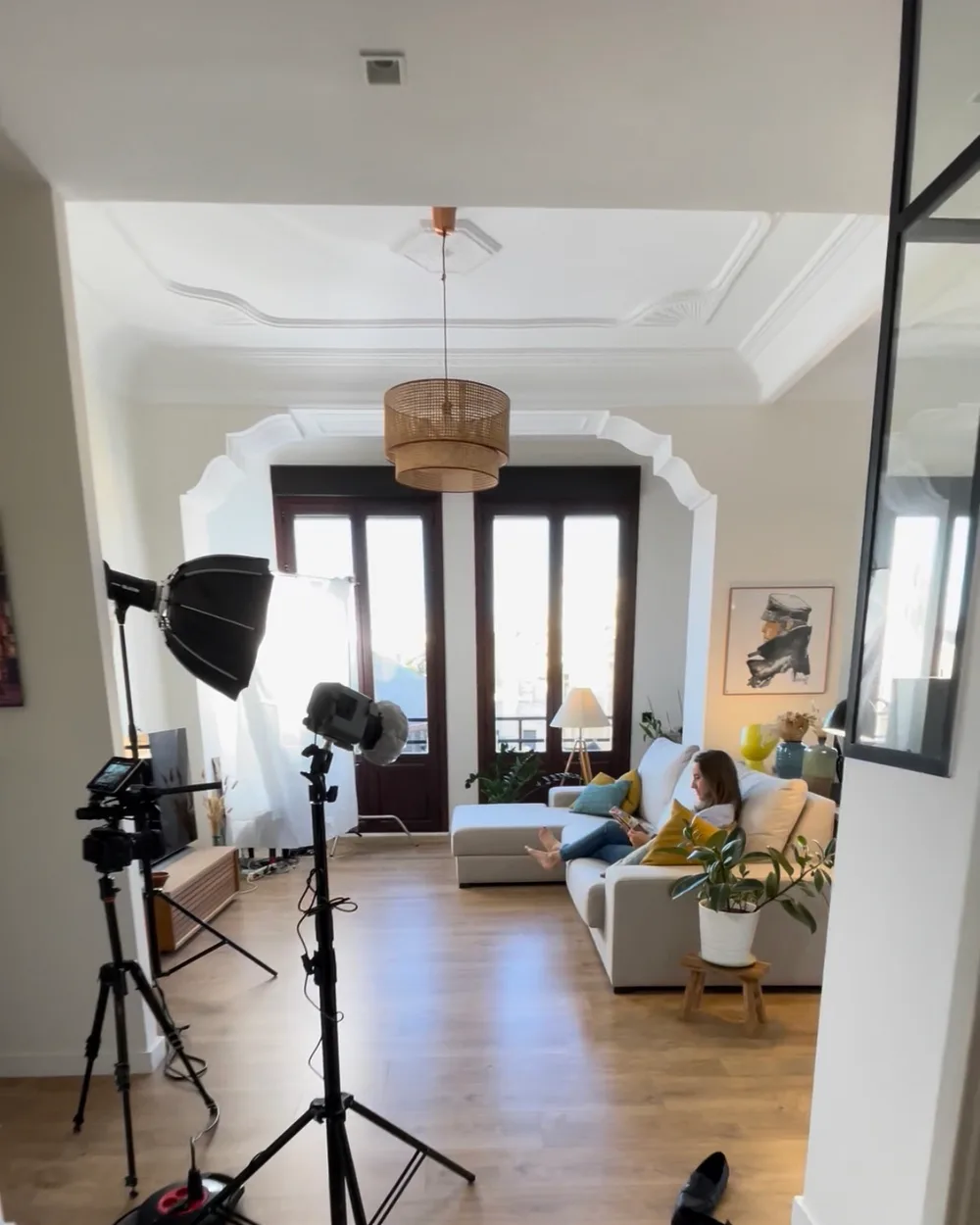 Installation lumière et caméra dans l'appartement avant le tournage du film