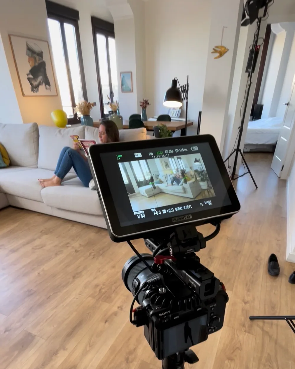 Cadre du plan d'ouverture contrôlé sur le moniteur pendant le tournage en appartement