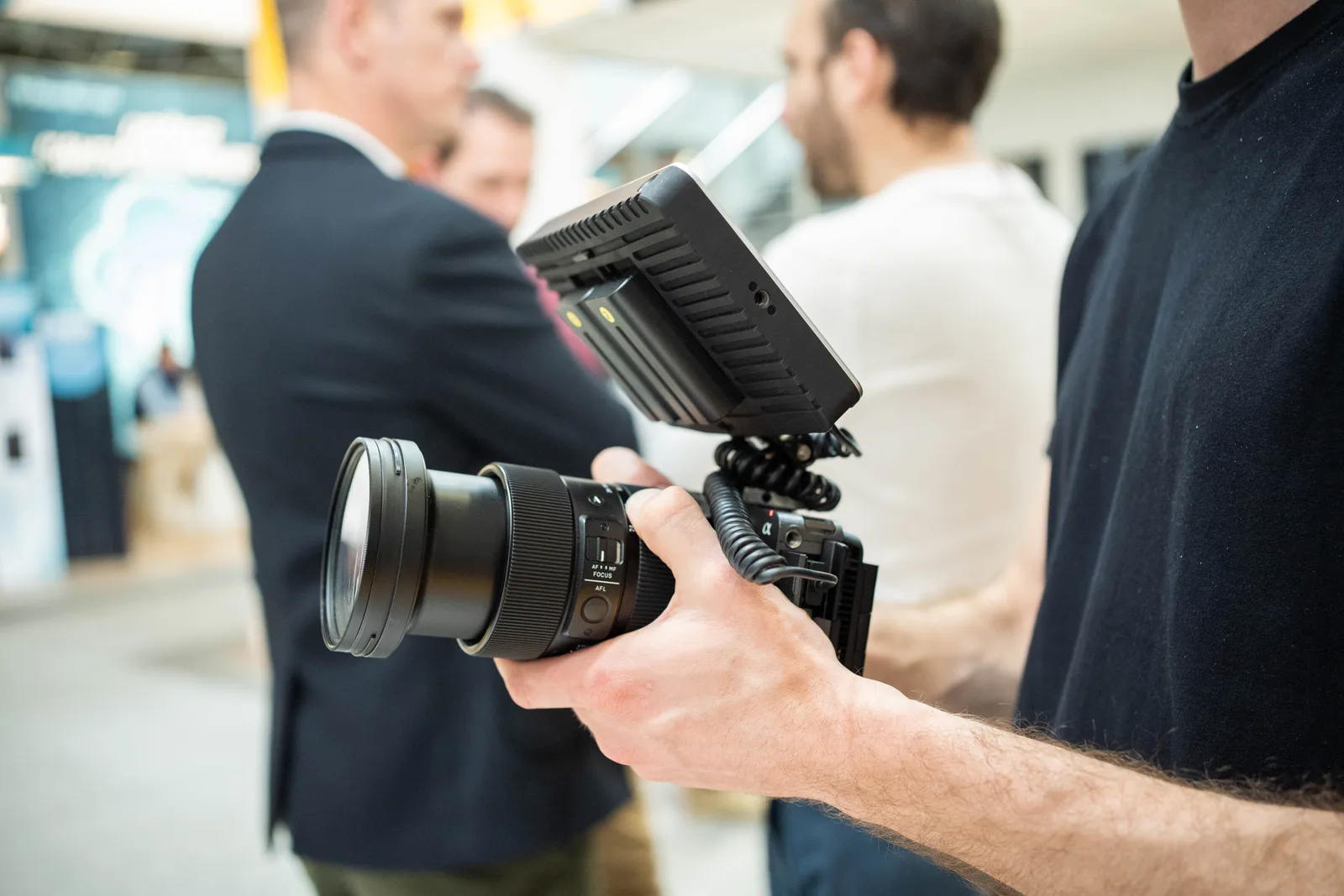 Vidéaste en tournage avec une caméra professionnelle, la journée facturée au client