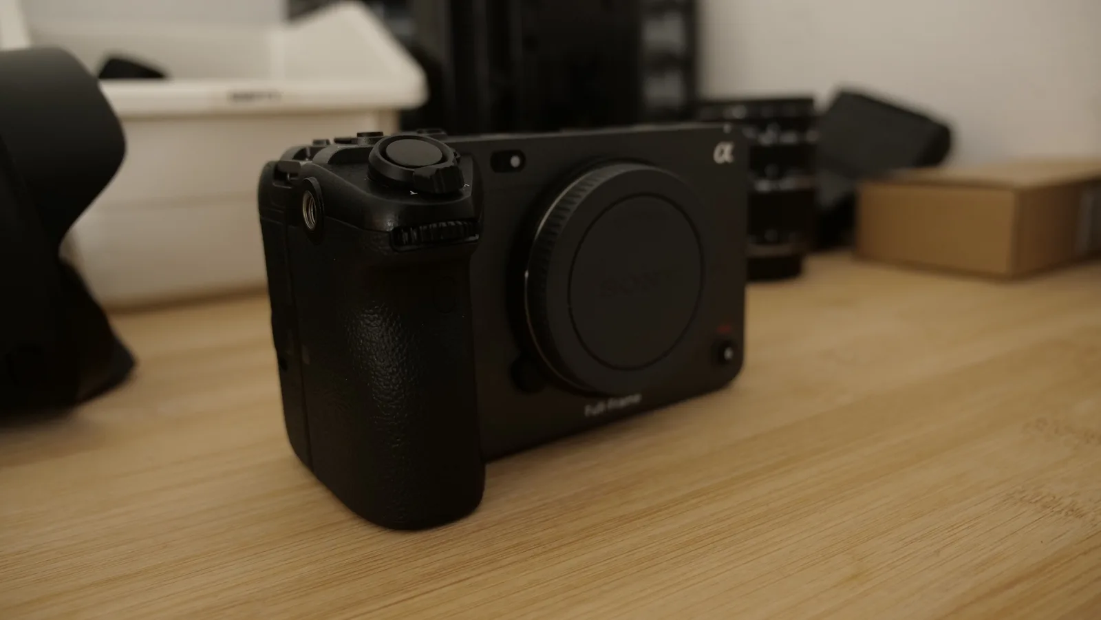 Boîtier de caméra professionnelle posé sur un bureau, matériel à amortir dans les charges d'un vidéaste